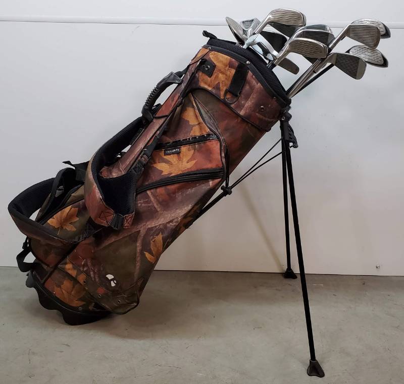 lot 47 image: Right Handed Mens Golf Clubs with Bag