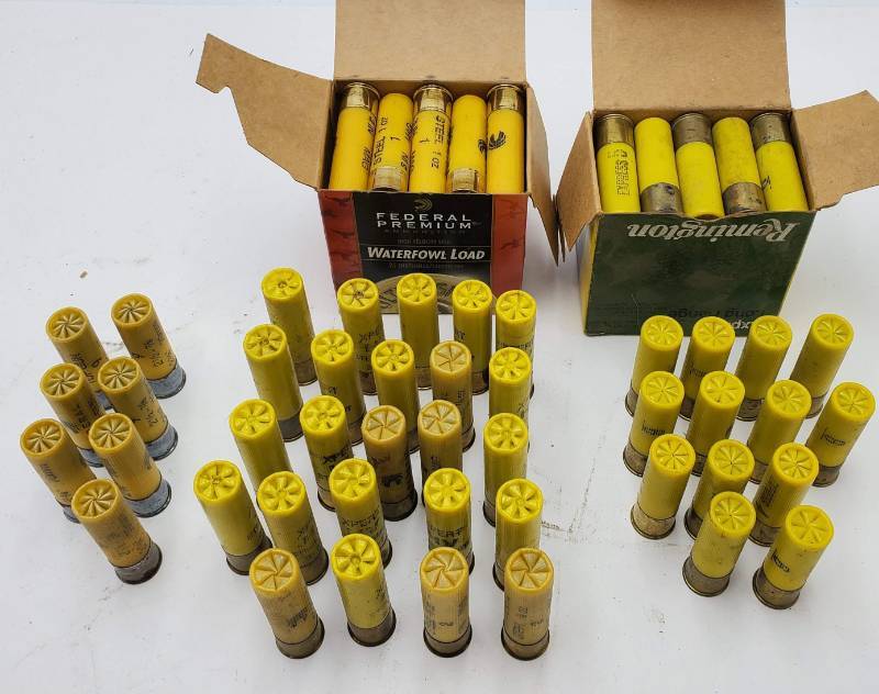 lot 55 image: 20ga Shells. Approx 90 Lead & Steel Mix