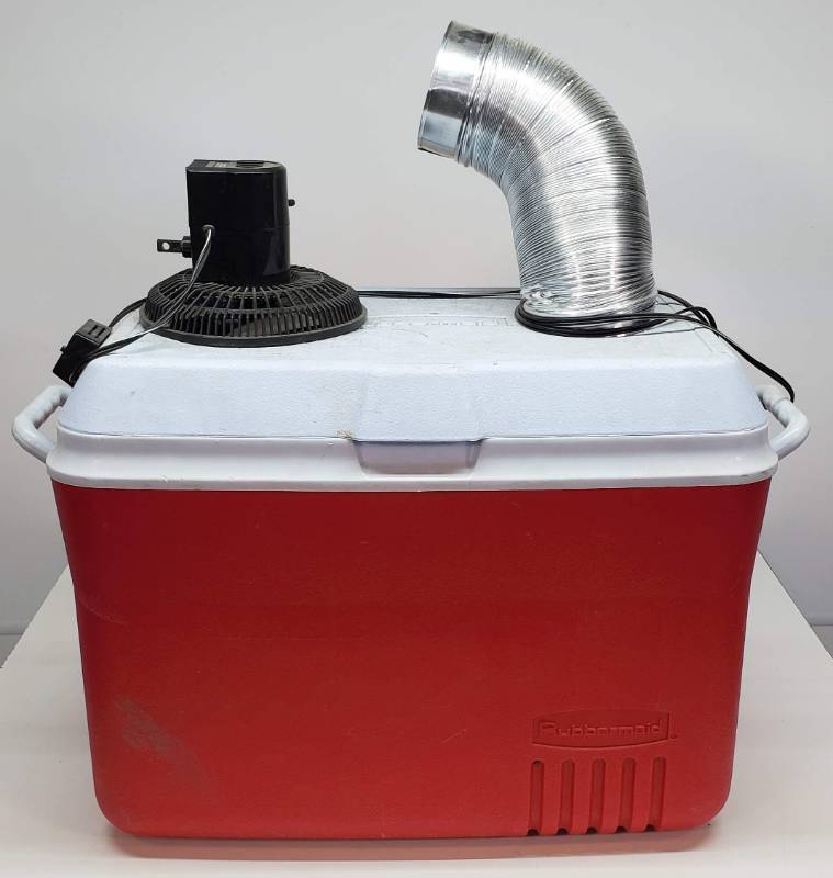 lot 82 image: Rubbermaid Cooler w Built-in 12V Fan