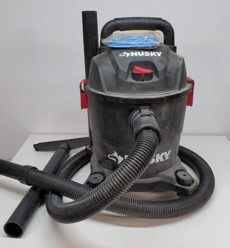 lot 94 image: Husky 4 gallon Shop Vac