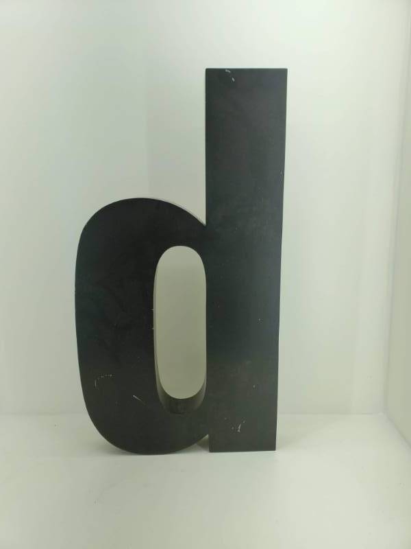 lot 4 image: Metal Letter d