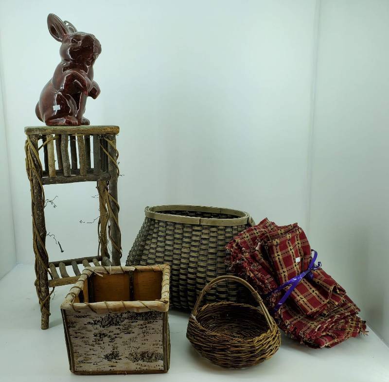 lot 5 image: Assorted BasketsTable LinensGarden Decor