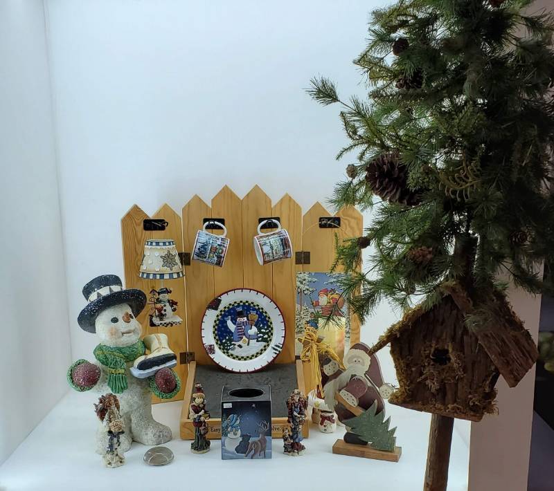 lot 13 image: Large Lot of Christmas Dcor