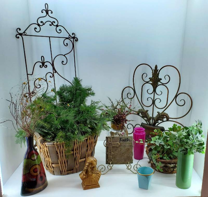 lot 14 image: Large Lot of Home Dcor