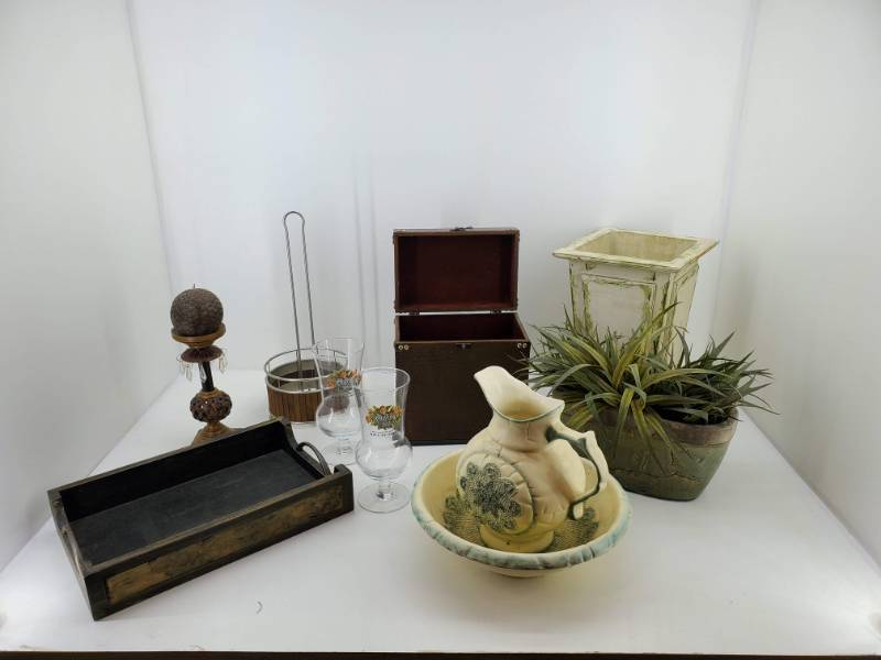 lot 15 image: Large Lot of Home Dcor