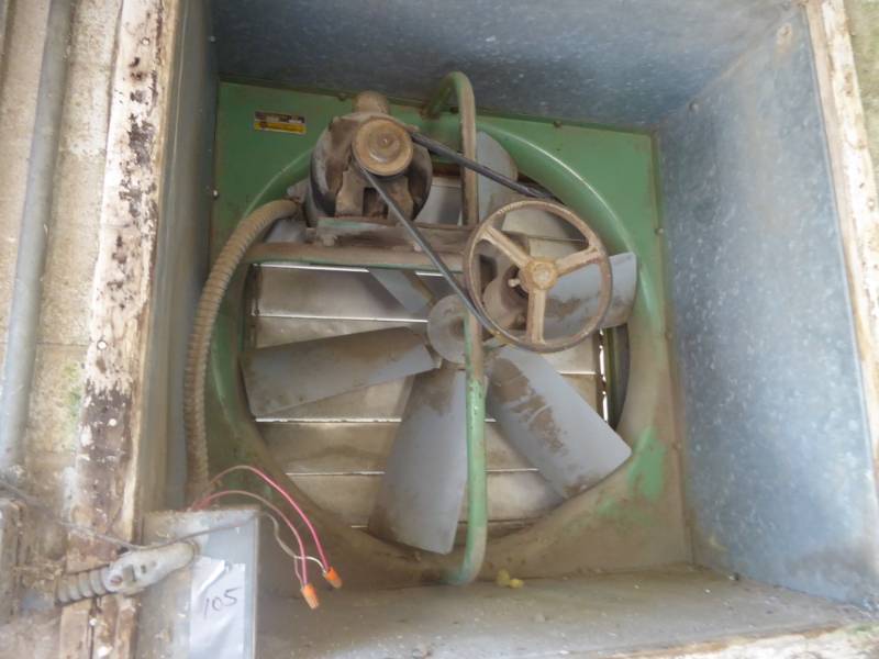 lot 8 image: 4 Electric Vent Fan