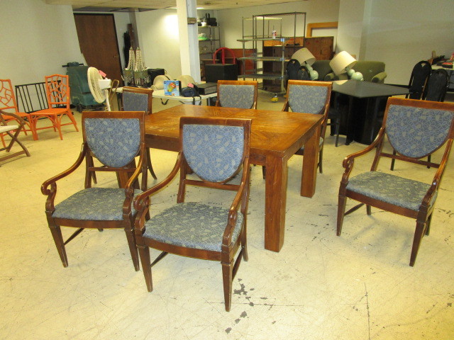 lot 306 image: DINING ROOM TABLE WITH CHAIRS