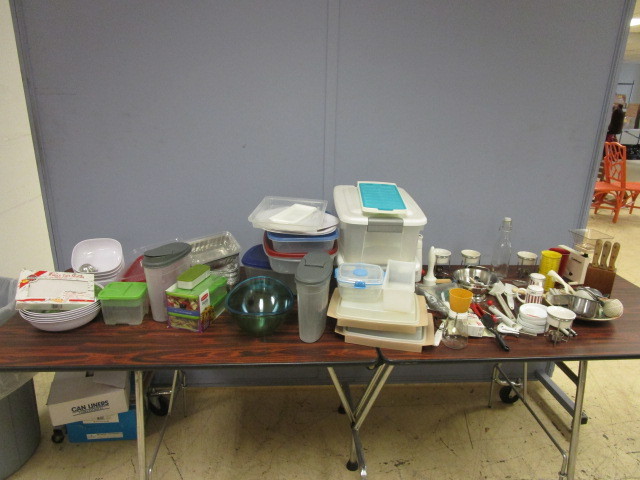 lot 313 image: KITCHEN ACCESSORIES BOX LOT