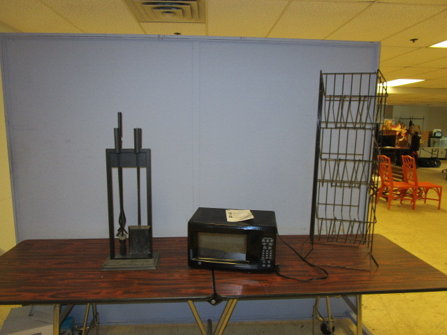 lot 315 image: GE MICROWAVE, FIREPLACE SET AND STORAGE BASKETS