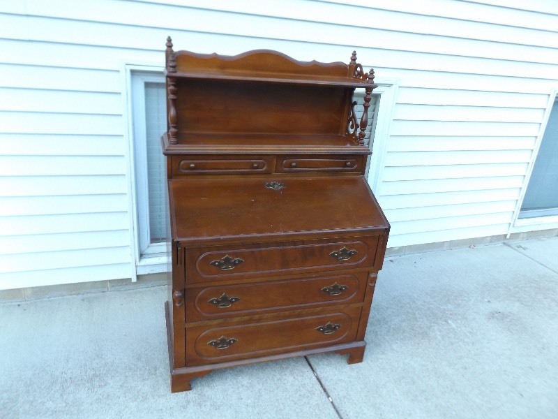 lot 1 image: Mid Century Solid Maple Secretaries DeskHutch