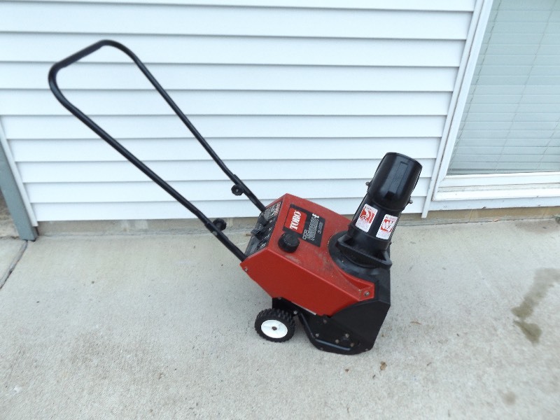lot 18 image: Toro CCR Powerlite-E Snow Blower