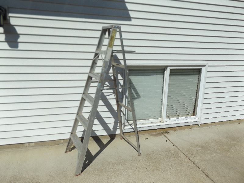lot 21 image: 6 Aluminum Step Ladder