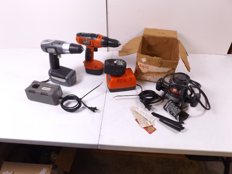 lot 48 image: Lot of WORKING Cordless Drills and Router