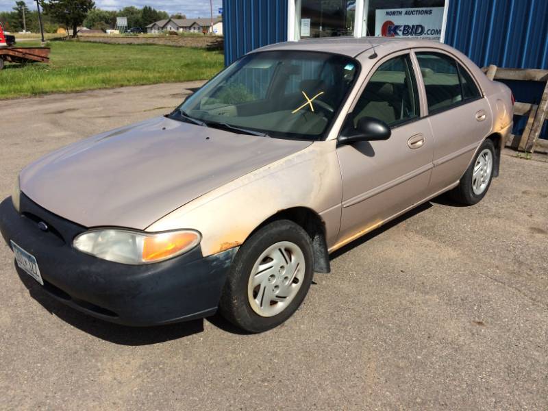 lot 2 image: 1998 Ford Escort