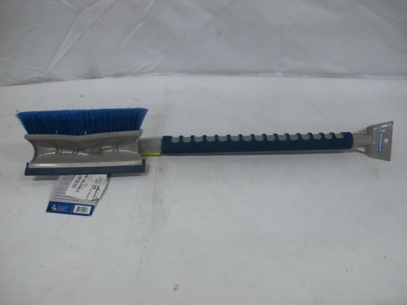 lot 2 image: Michelin Telescopic Hybrid Snow Brush and Ice Scraper