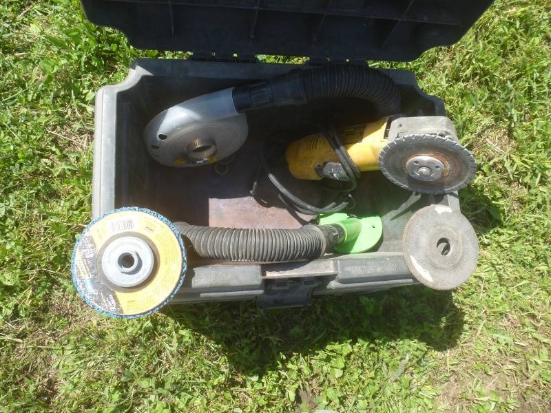 lot 14 image: Dewalt 4 12 Grinder & Foot Stool