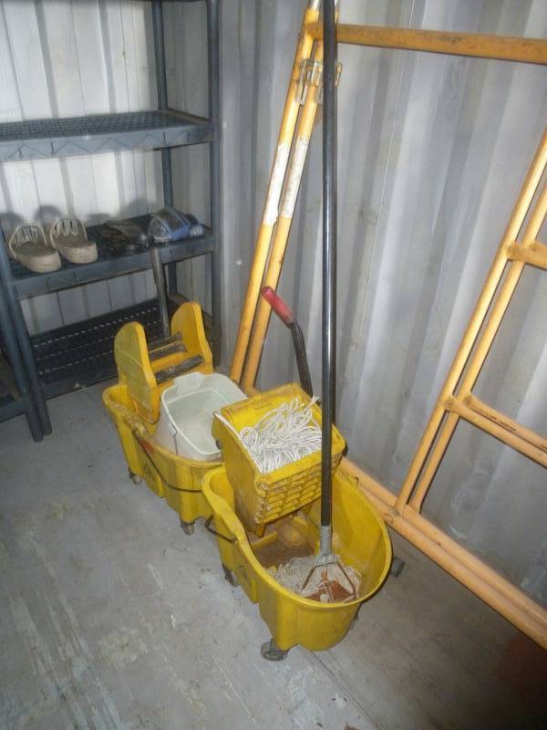 lot 75 image: Rubbermaid Scrub Buckets