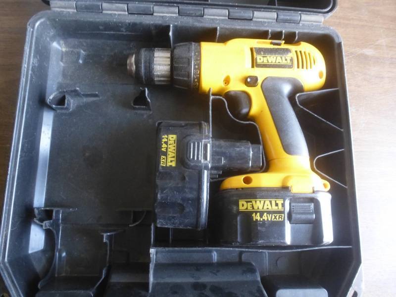 lot 104 image: Dewalt Drill 38