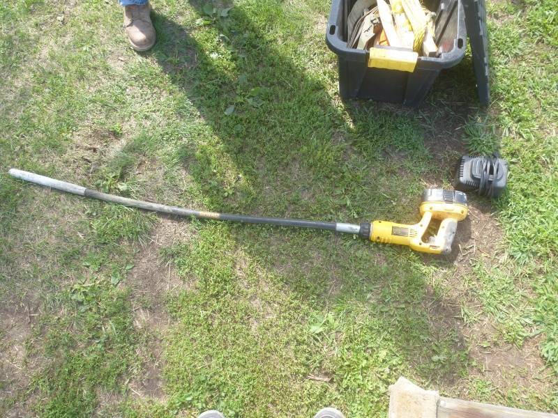 lot 33 image: Dewalt 4 Vibrator