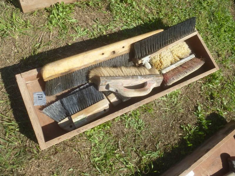 lot 121 image: Assorted Brushes
