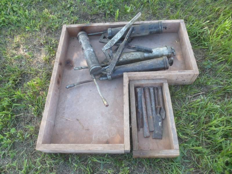 lot 129 image: Assorted Grease Guns & Chisels