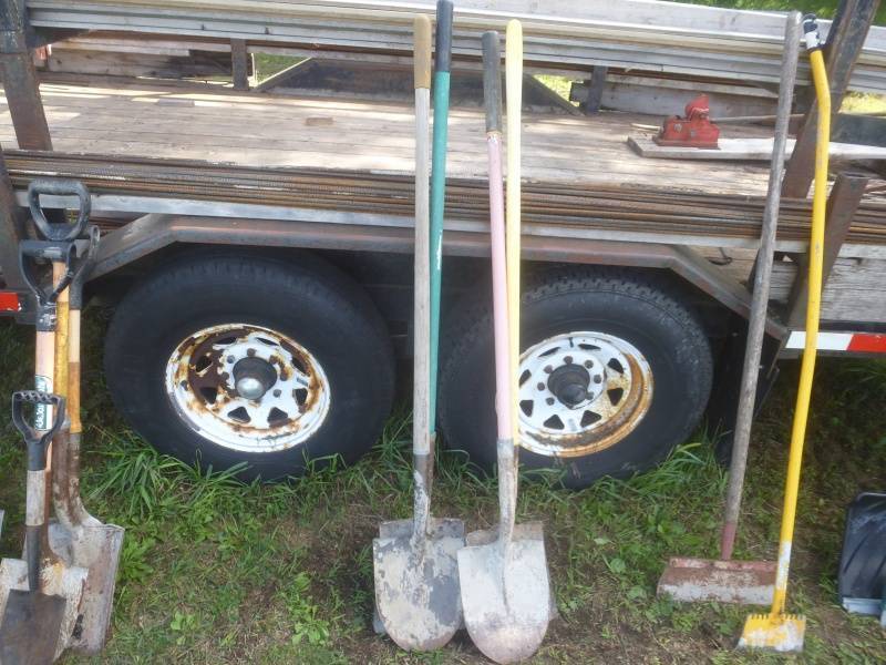 lot 141 image: Long Handle Shovels