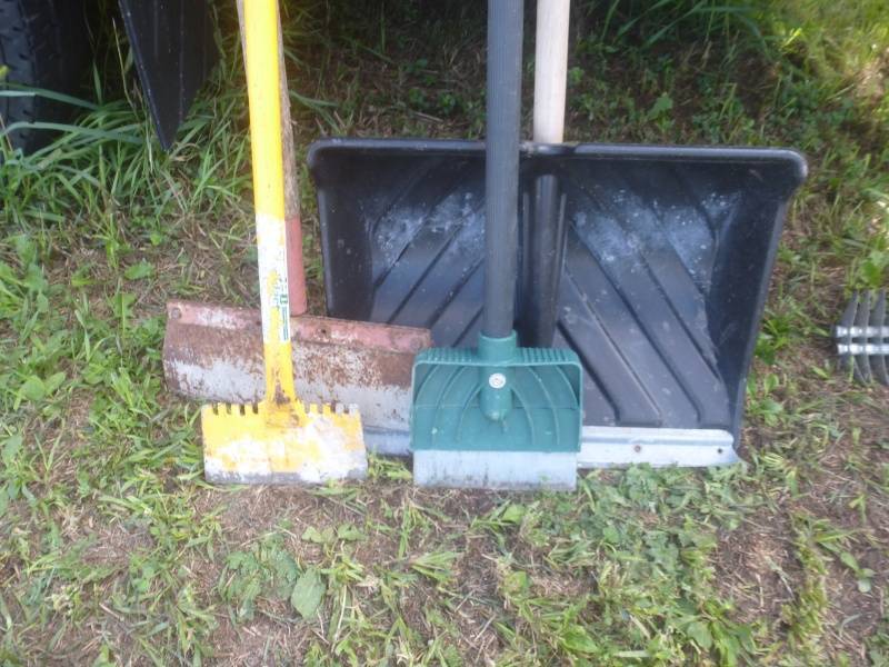 lot 142 image: Snow Shovels & Ice Scrapers