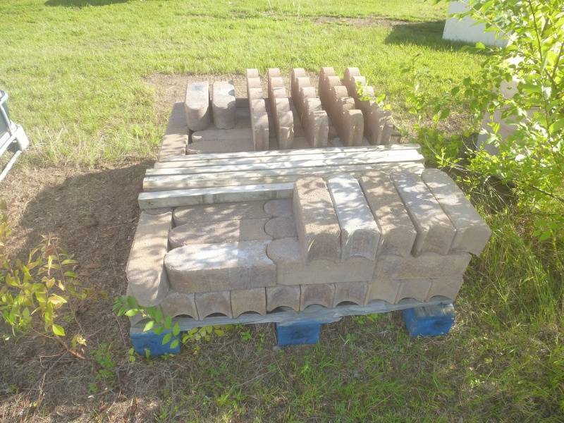 lot 165 image: Bullet Block Pavers