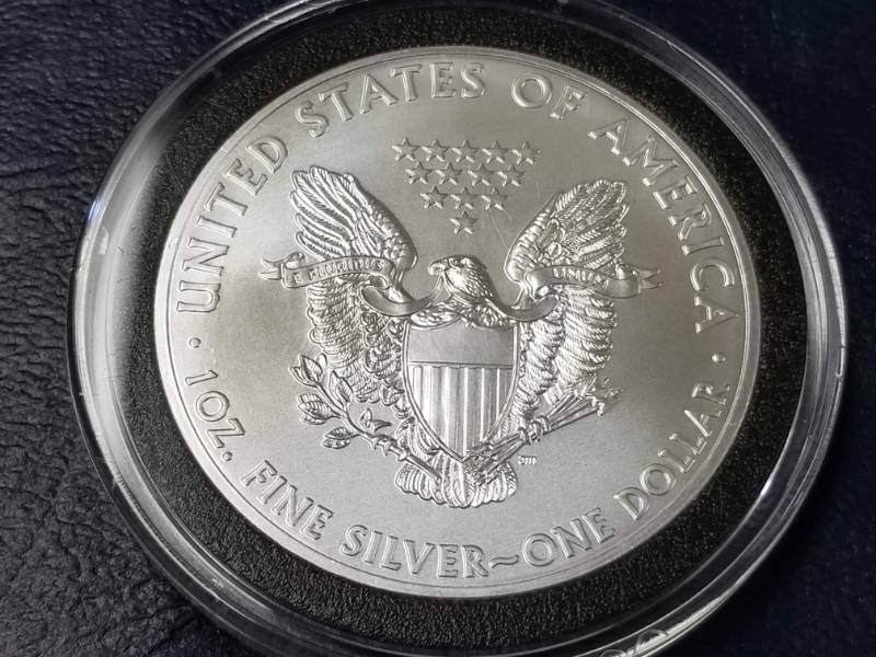 lot 09 image: 2015 AMERICAN SILVER EAGLE 1 TROY OZ. .999 FINE SILVER IN AIRTITE