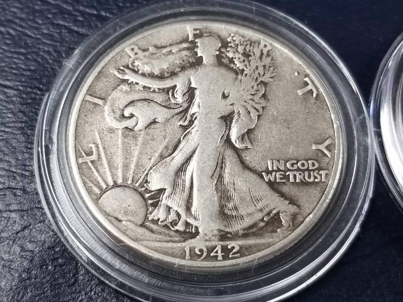lot 16 image: 2 US HALF DOLLARS 1942 WALKING LIBERTY & 1992 PROOF CLAD