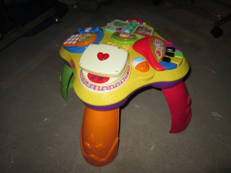 lot 40 image: Kids Fisher Price Electronic Activi...