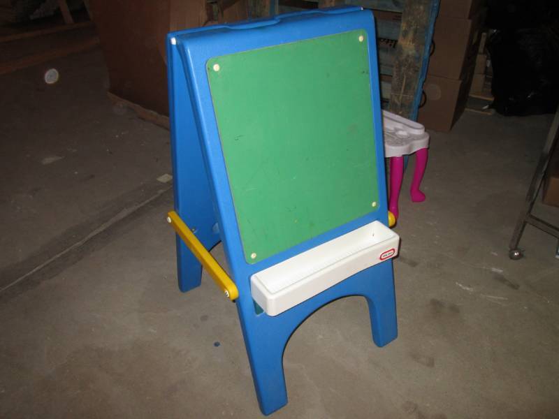 lot 56 image: Little Tikes 2-Sided Art Stand...