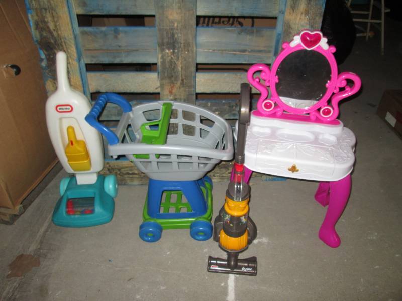 lot 57 image: Lot of Misc Kids Toys...