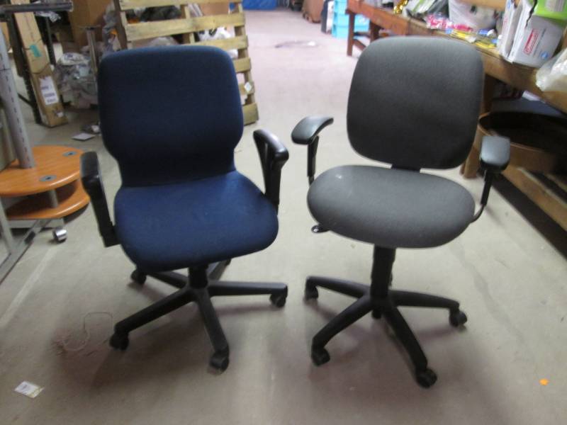 lot 86 image: Lot of 2 Office Chairs...