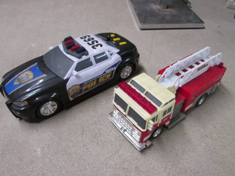 lot 89 image: Battery Operated Tonka Police Car a...