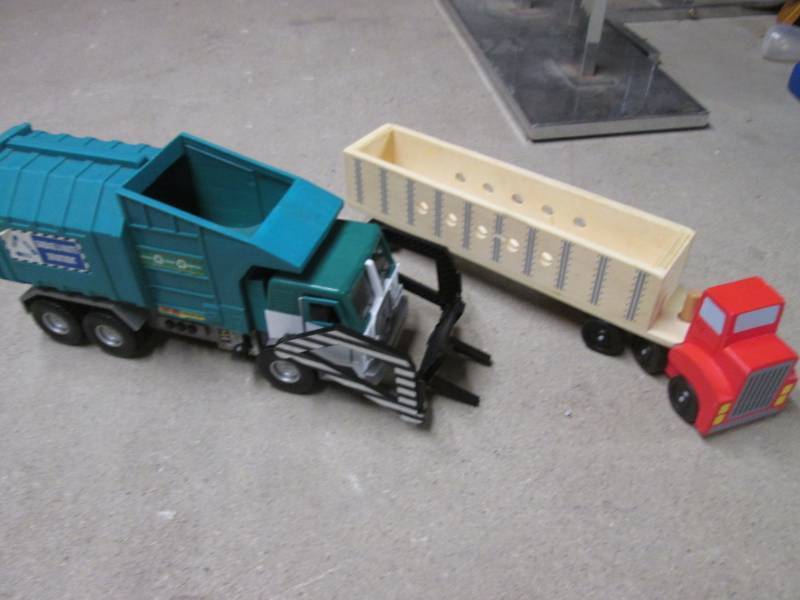 lot 90 image: Battery Operated Garbage Truck Make...
