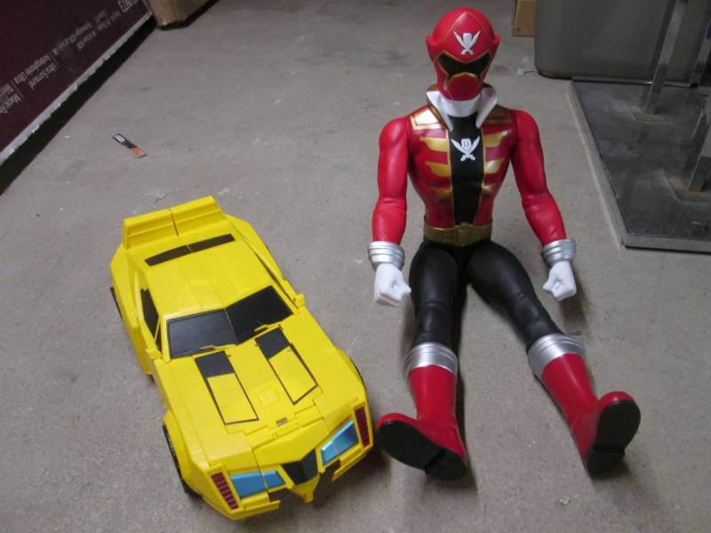 lot 91 image: Transformer Car and Large Toy Figur...