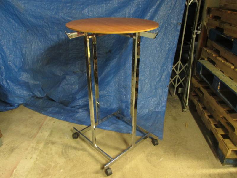 lot 99 image: 4 Arm Adjustable Clothes Rack Displ...