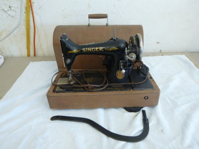 lot 38 image: Vintage Singer Sewing Machine