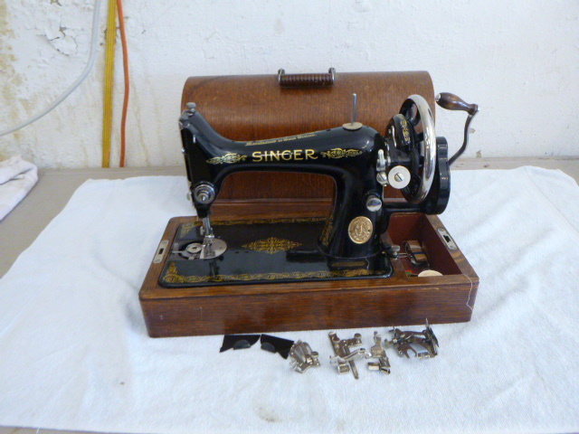 lot 39 image: Vintage Singer Sewing Machine