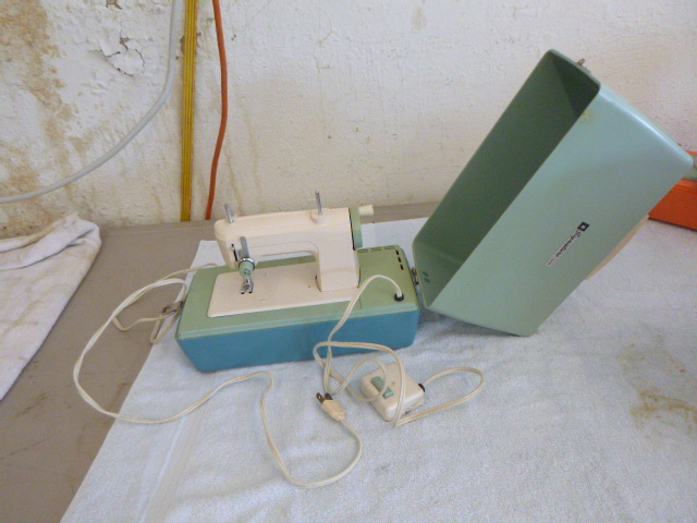 lot 40 image: MW Signature Junior Sewing Machine