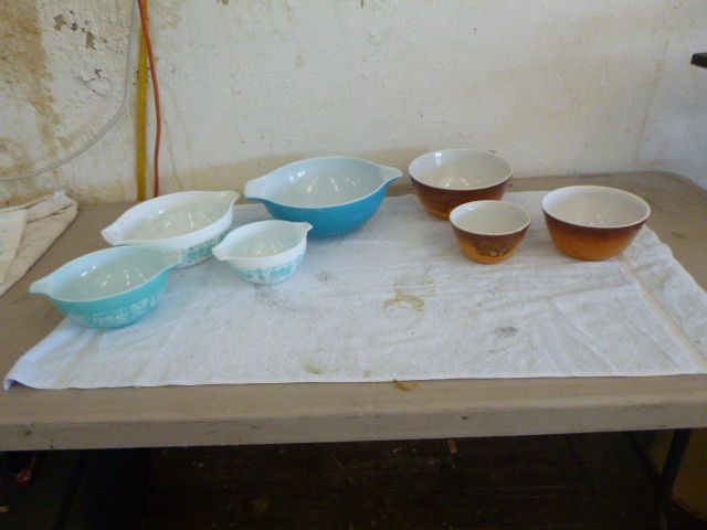 lot 50 image: 2 Sets of Pyrex Serving Bowls