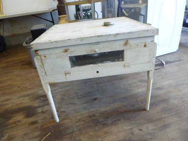 lot 58 image: Vintage Wisconsin Ironclad Incubator