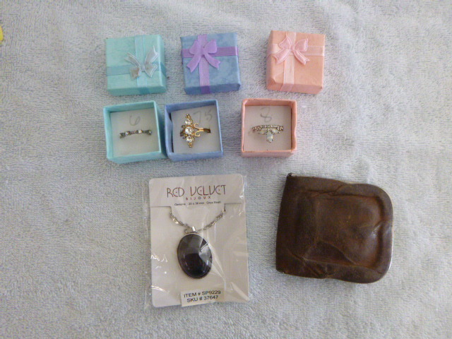 lot 69 image: Jewelry