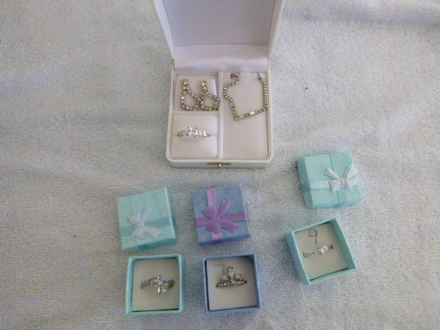 lot 72 image: Jewelry