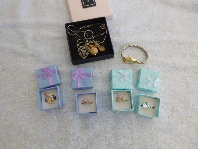 lot 73 image: Jewelry
