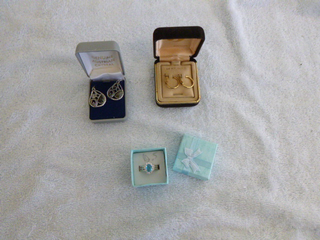 lot 74 image: Jewelry