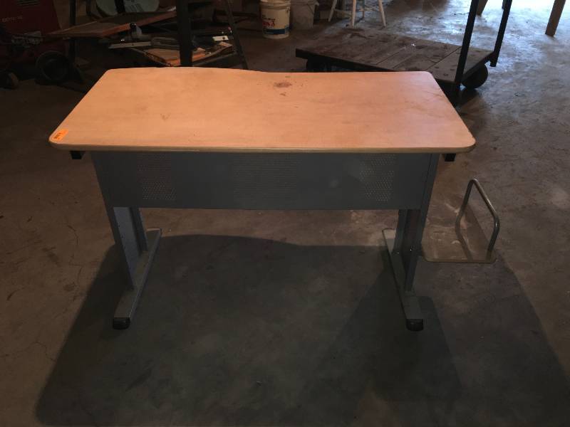 lot 5 image: Wood Top Table