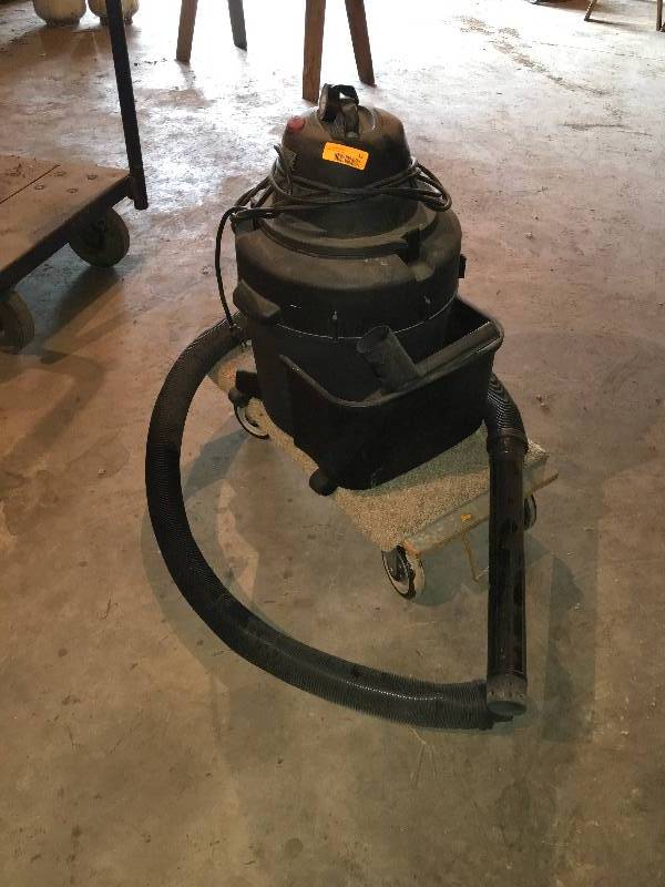 lot 6 image: Shop Vac Vacuum