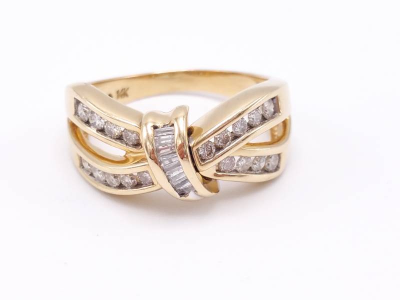 lot 9 image: Beautiful Diamond Ribbon Estate Ring in 14k Yellow Gold